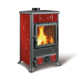 La Nordica Kaminofen Rosella R1 mit roter Kachelverkleidung und brennendem Feuer.