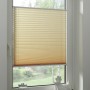 Beiges Gardinia Plissee Concept Tageslicht, 90x130 cm, am Fenster montiert.