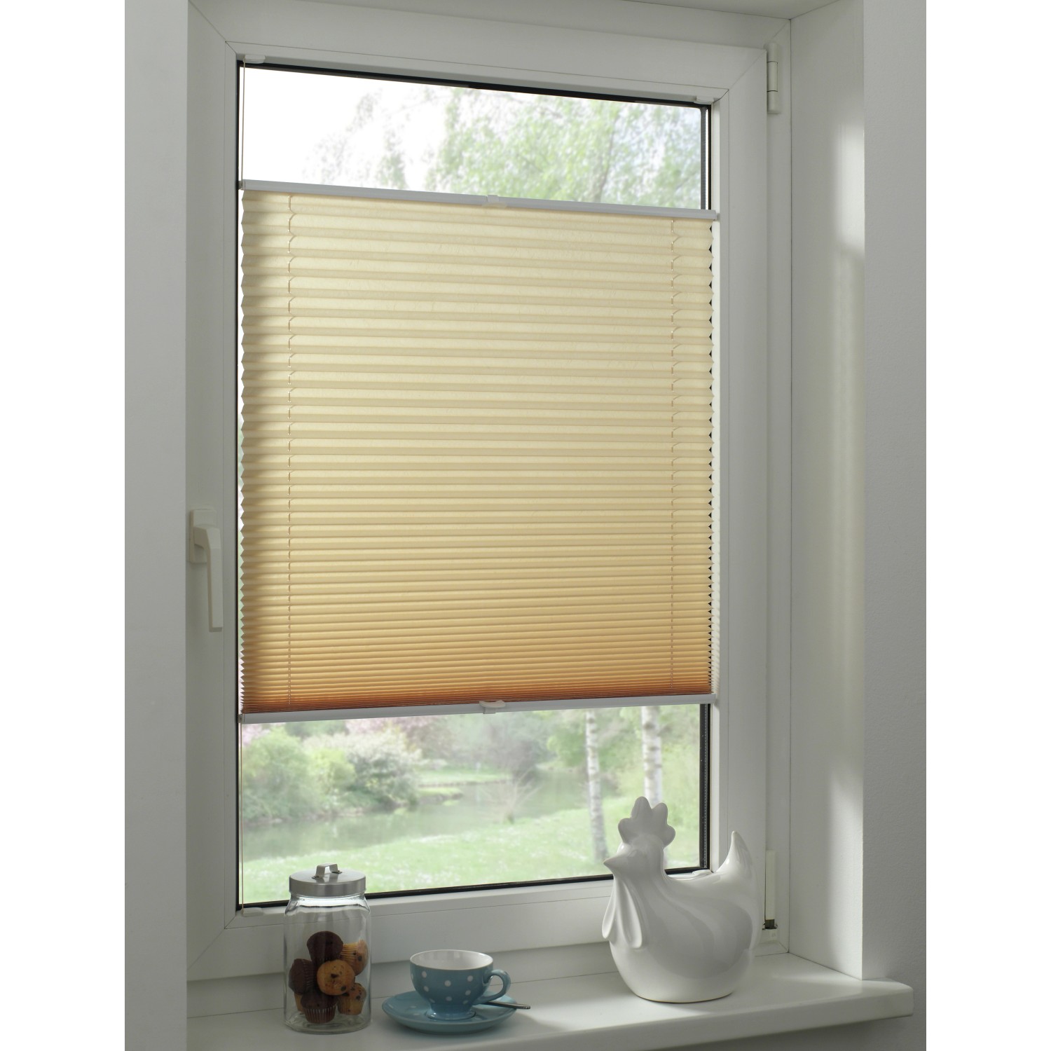 Beiges Gardinia Plissee Concept Tageslicht, 90x130 cm, am Fenster montiert.