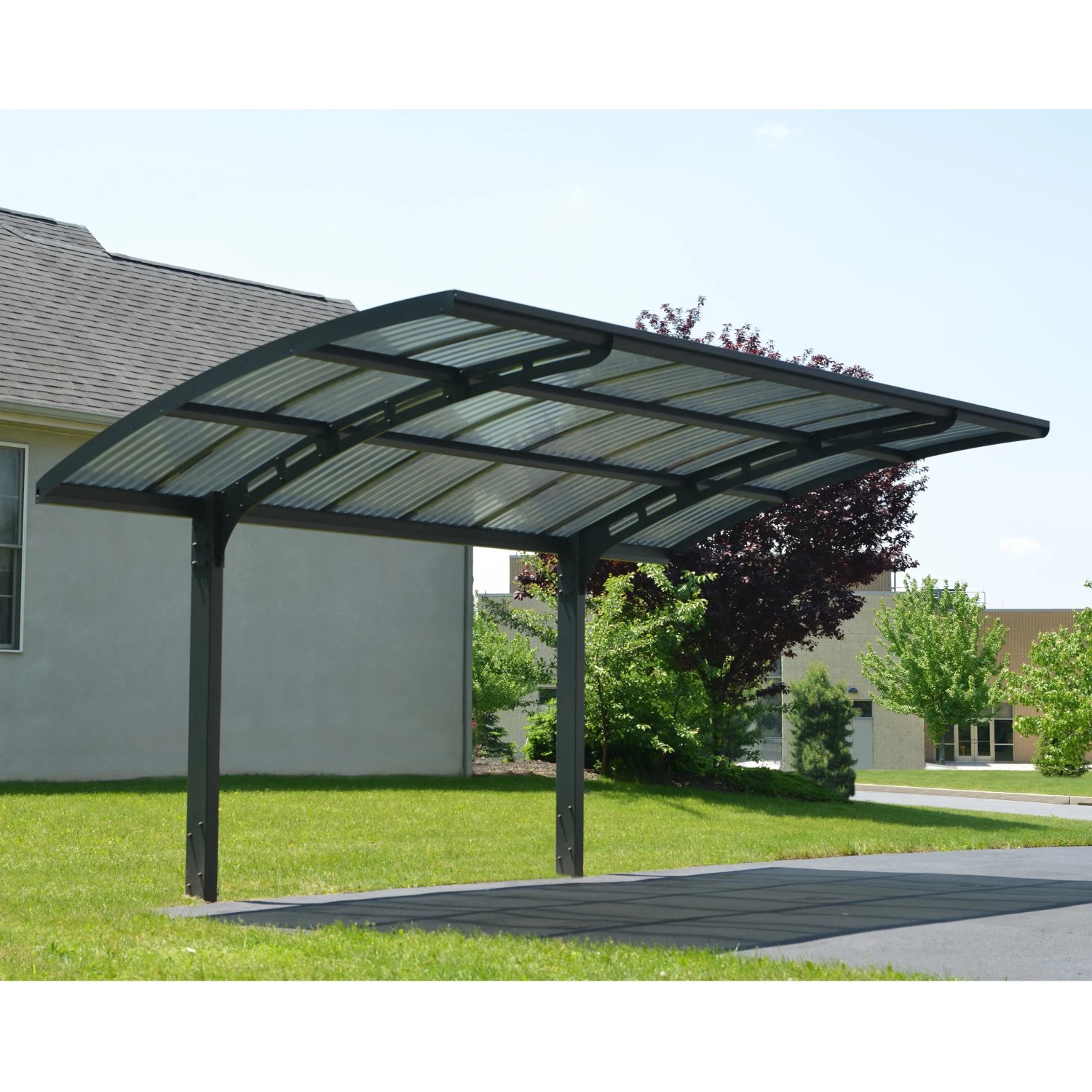 Palram Canopia Carport Arizone Wave mit gebogenem, transparentem Dach und anthrazitfarbenem Gestell.