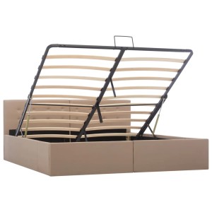 Cappuccino-braunes Stauraumbett aus Kunstleder (160x200 cm) mit hochgeklapptem Lattenrost.
