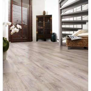 Kaindl Comfort Laminat 7 mm Eiche Natur im Wohnraum, helle Holzoptik.
