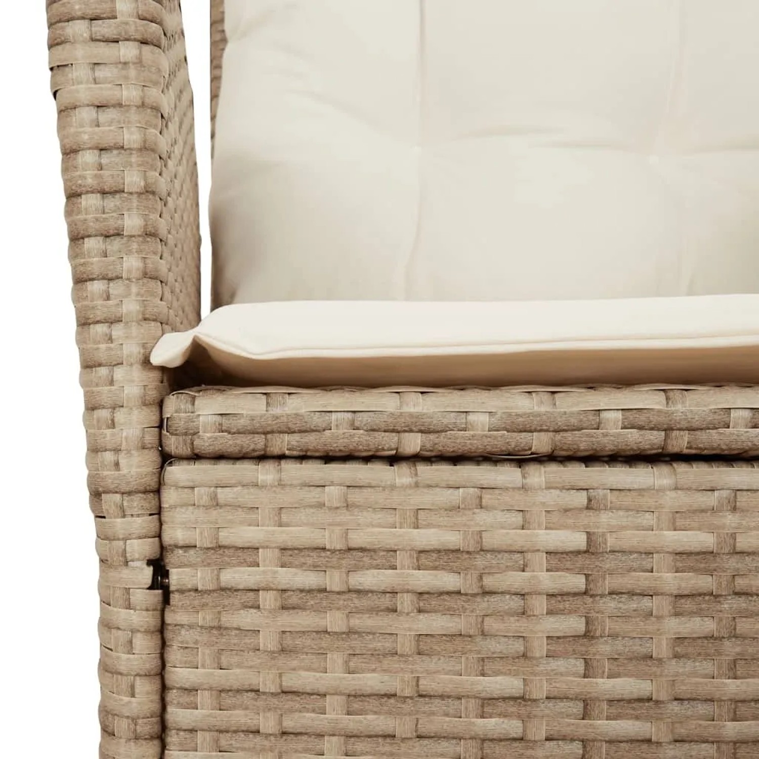 Detailansicht: Beige Poly Rattan Gartenstuhl mit cremeweißen Kissen, Teil der 9-tlg. Essgruppe.