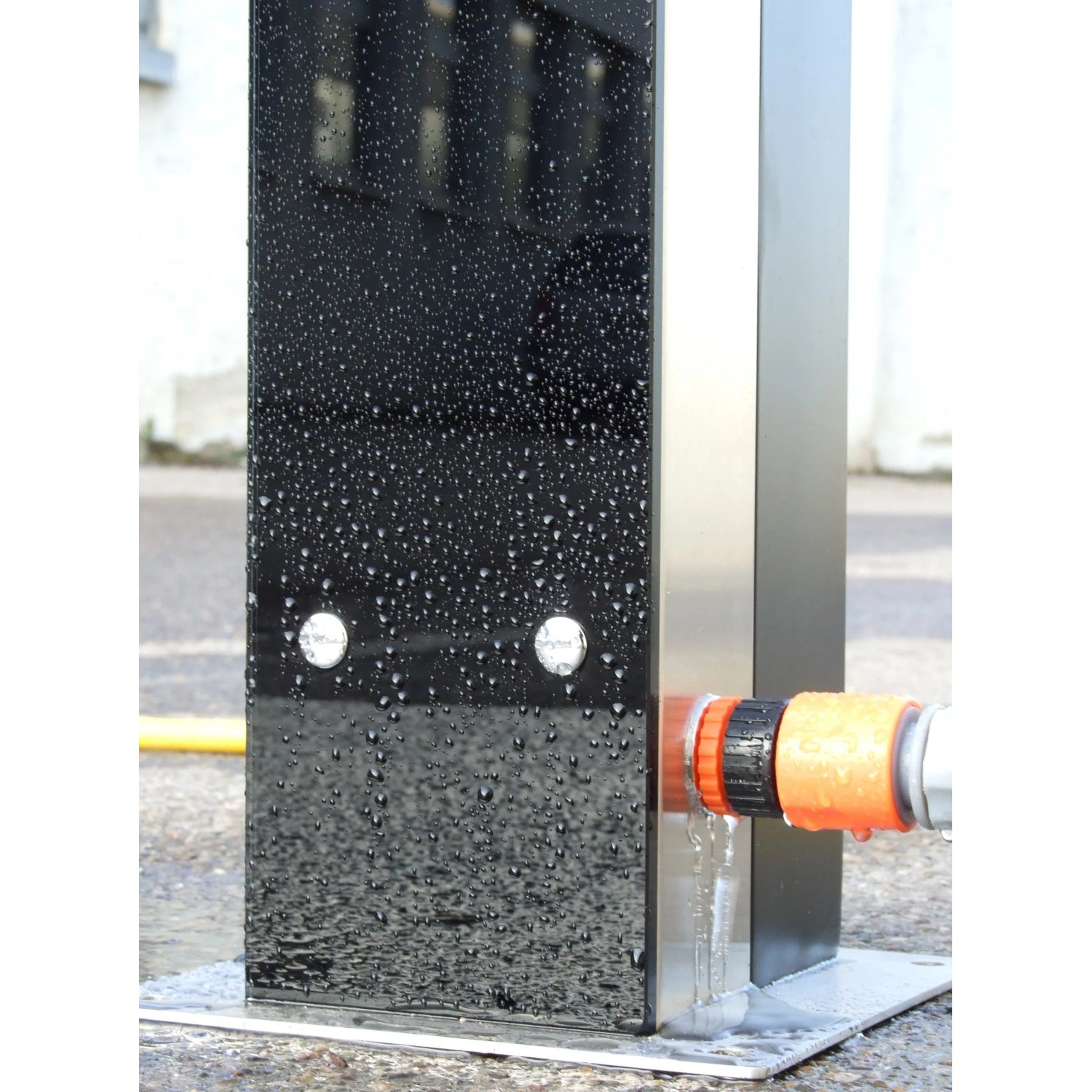 Summer Fun Exquisit Solardusche mit Glasfront und Wasseranschluss im Detail.