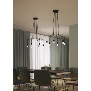 Anthrazitfarbener Luce Design Kronleuchter Spider, 6-flammig, Ø 66 cm, über Esstisch.
