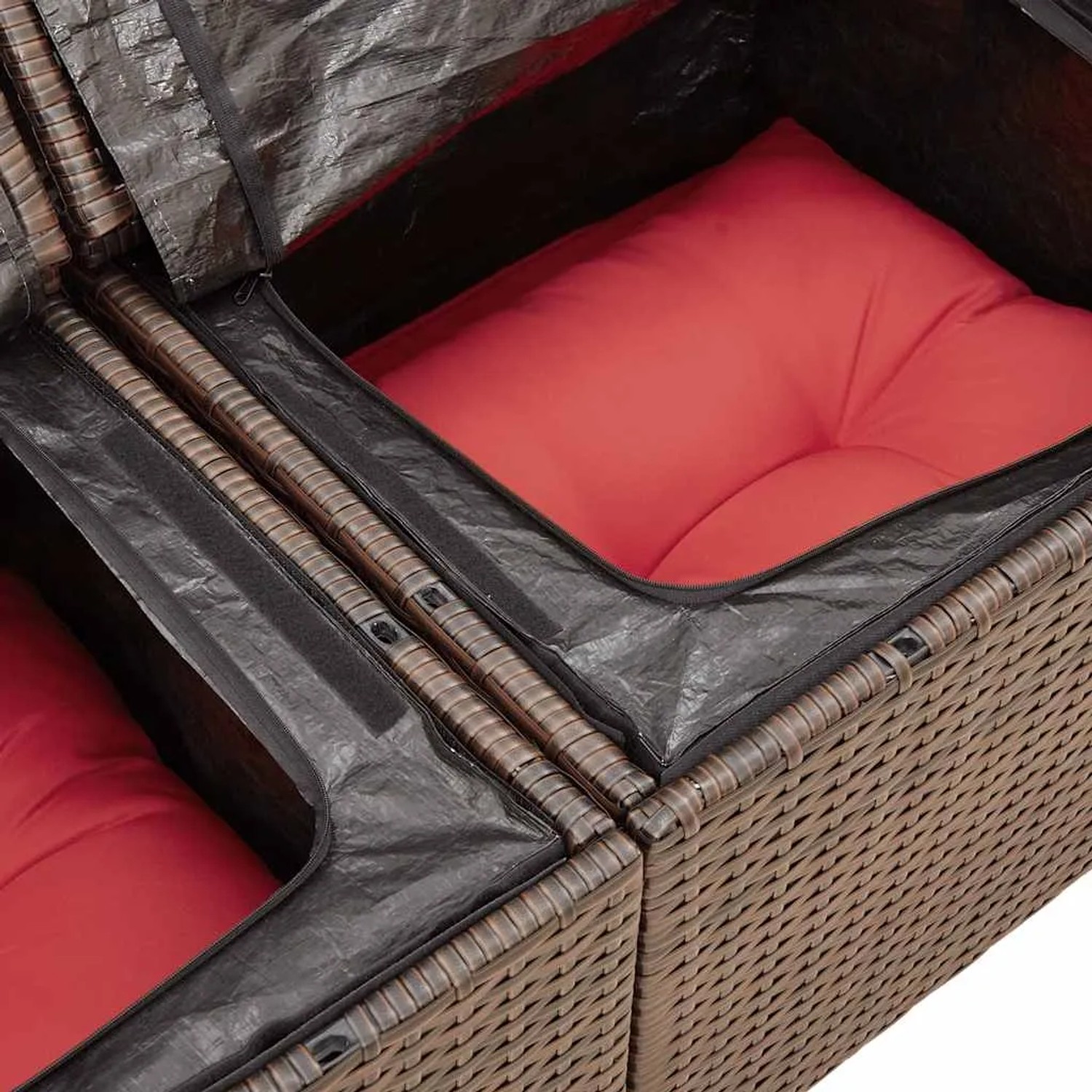 Detailansicht: Braune Poly Rattan Garten-Sofagarnitur mit roten Kissen und wasserfestem Stauraum.