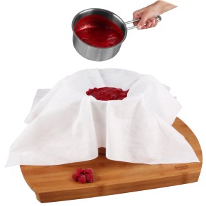 Dr. Oetker Passiertuch im Einsatz: Fruchtzubereitung wird passiert.