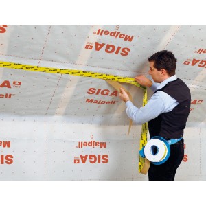 Anwendung von gelbem Siga Sicrall 60 Klebeband zur luftdichten Verklebung von Dämmstoff im Innenbereich.