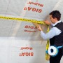 Anwendung von gelbem Siga Sicrall 60 Klebeband zur luftdichten Verklebung von Dämmstoff im Innenbereich.