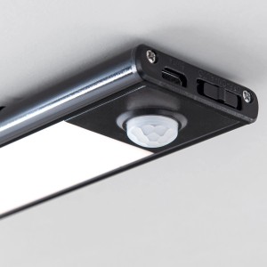 Schwarze Orion LED Akku Schrankleuchte 40cm mit Sensor und USB-Anschluss.
