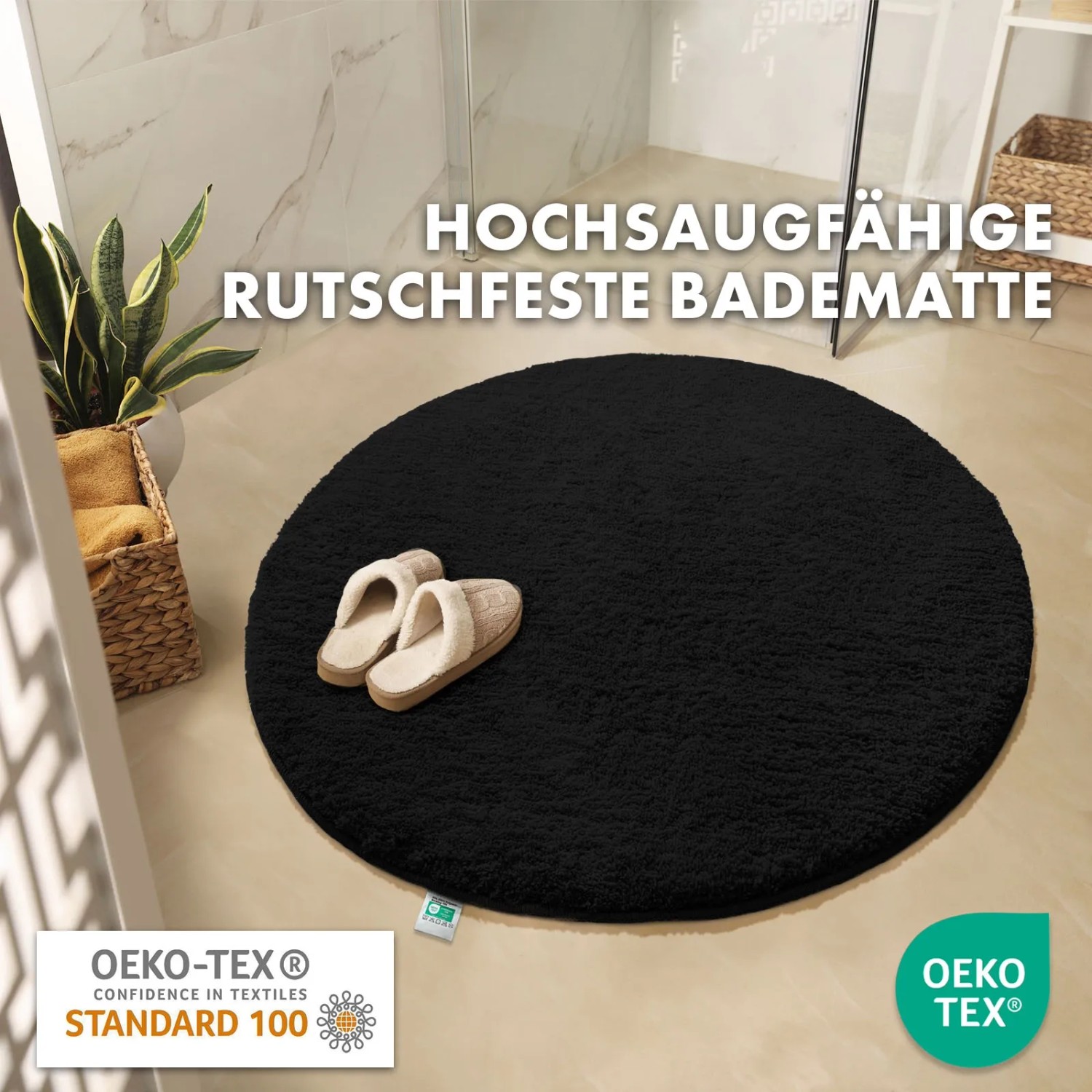 Schwarze, runde KARAT Badematte SKY (Ø 120cm) mit Hausschuhen im Badezimmer.