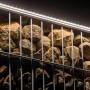 LyghtUp LED-Zaunbeleuchtung Set mit silberner LED-Leiste an einem Steingabionenzaun.
