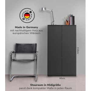Anthrazitfarbener mokebo Midischrank/Büroschrank mit zwei Türen und Stuhl.