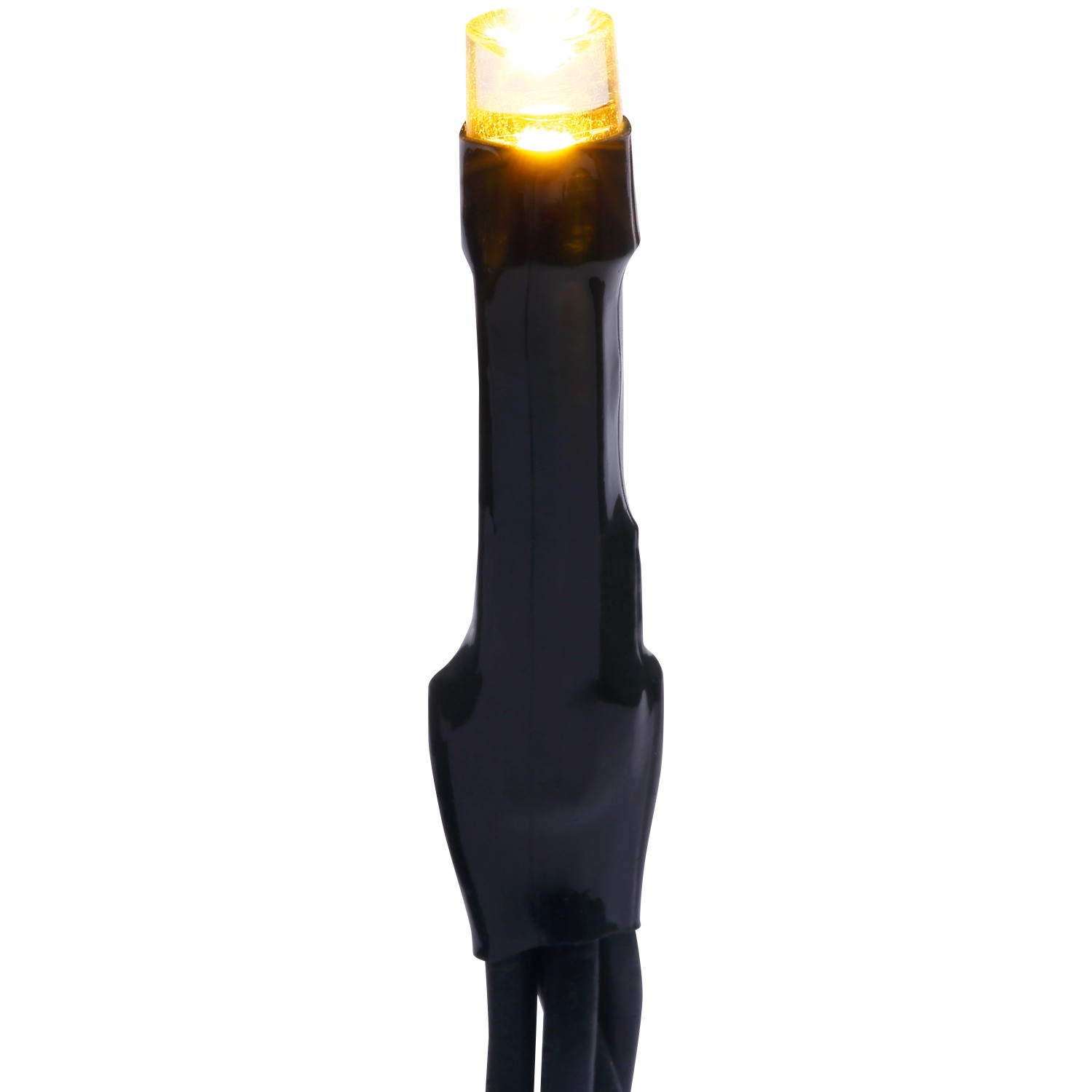 Detailaufnahme: Warmweiße LED einer 40er Lichterkette mit grünem Kabel für den Außenbereich.