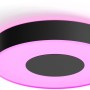 Schwarze Philips Hue Infuse M Deckenleuchte mit farbiger Ambiente-Beleuchtung.
