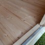 Detailaufnahme: Naturbelassenes Fichtenholz im weka Gartenhaus 122 mit Massivholzboden.