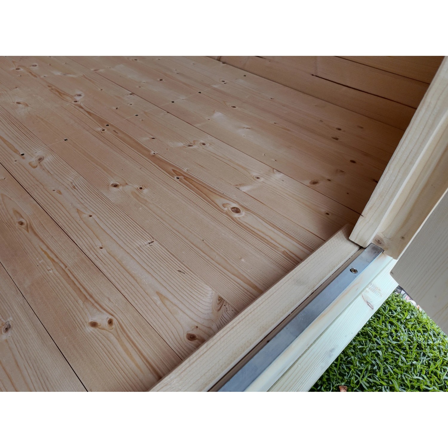 Detailaufnahme: Naturbelassenes Fichtenholz im weka Gartenhaus 122 mit Massivholzboden.