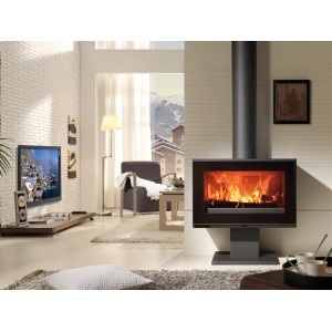 Panadero Maja-S Kaminofen, Stahl schwarz metallic, 7 kW, im Wohnraum mit brennendem Feuer.
