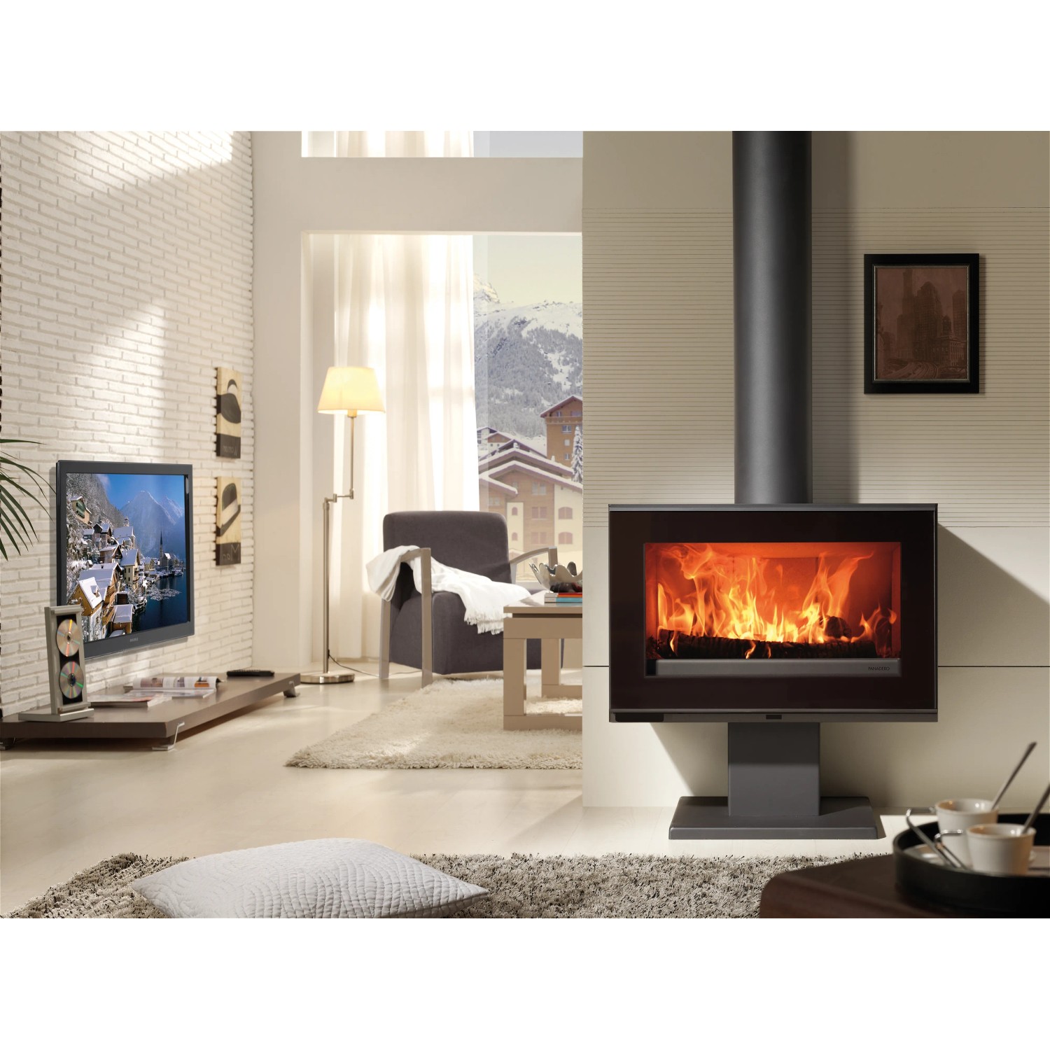 Panadero Maja-S Kaminofen, Stahl schwarz metallic, 7 kW, im Wohnraum mit brennendem Feuer.
