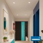Smarte GU10 LED-Spots beleuchten einen modernen Flur. Dimmbares Licht von warm- bis kaltweiß für flexible Beleuchtung im Eingangsbereich.