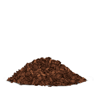 Haufen Galamio Holzhackschnitzel, brauner Dekormulch für den Garten.