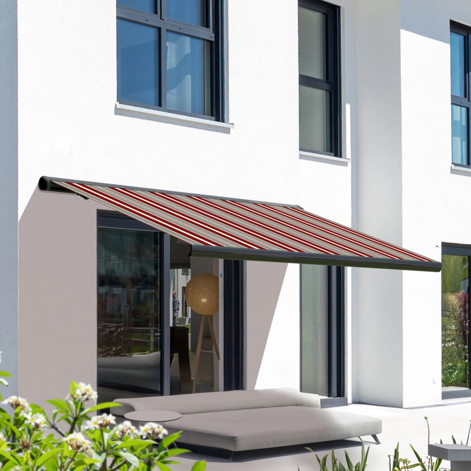 Elektrische Kassettenmarkise, basaltgrau, 2.0x1.5 m, Tuchfarbe Wildrose, gestreift, am Haus montiert.