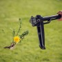 Fiskars Unkrautstecher Solid im Einsatz: Unkrautentfernung im Garten ohne Chemie.