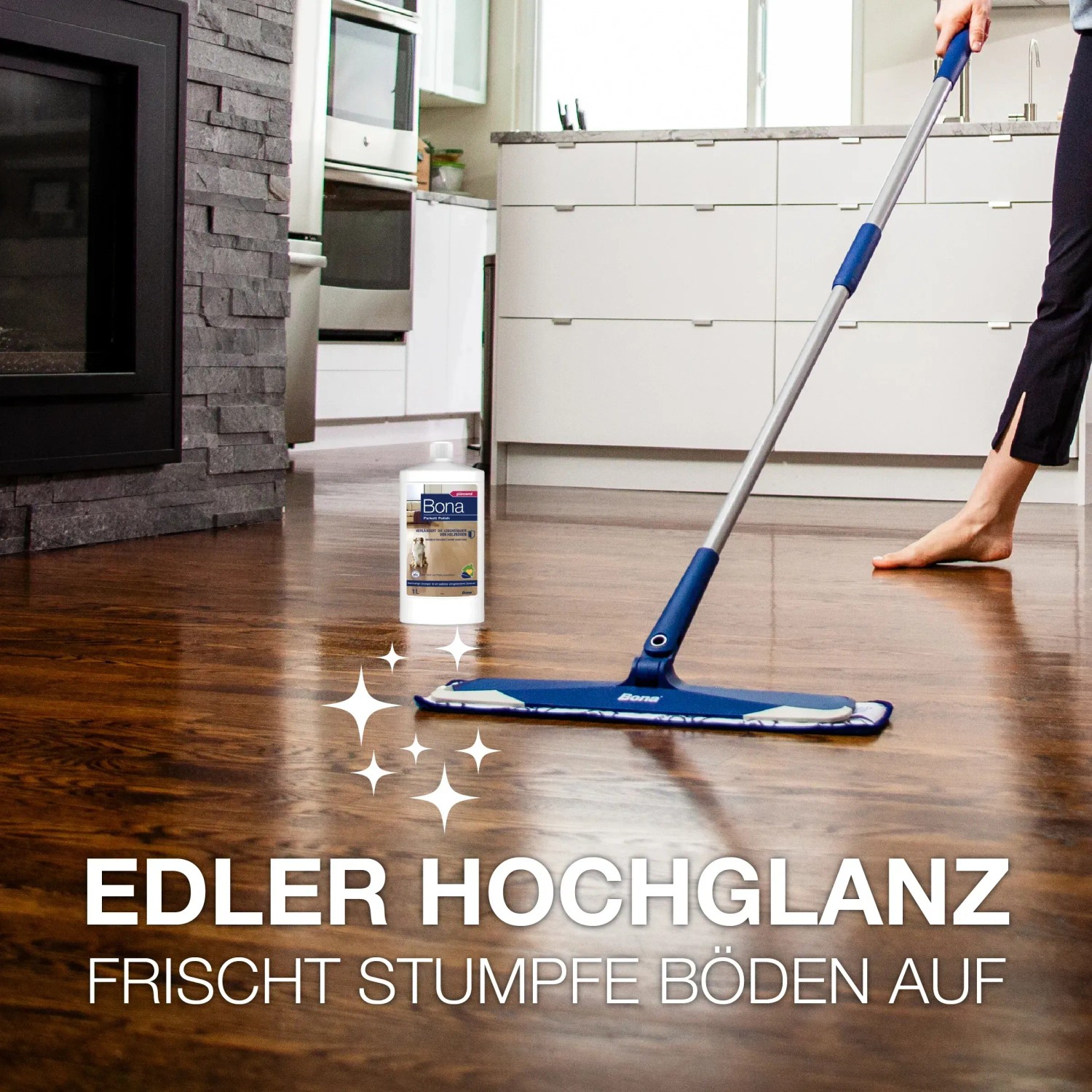 Bona Parkett Polish Glänzend 1 l mit Wischmopp auf glänzendem Holzboden.