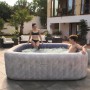 Bestway Whirlpool San Francisco für 7 Personen in Marmor-Optik mit zwei Personen im Wasser.