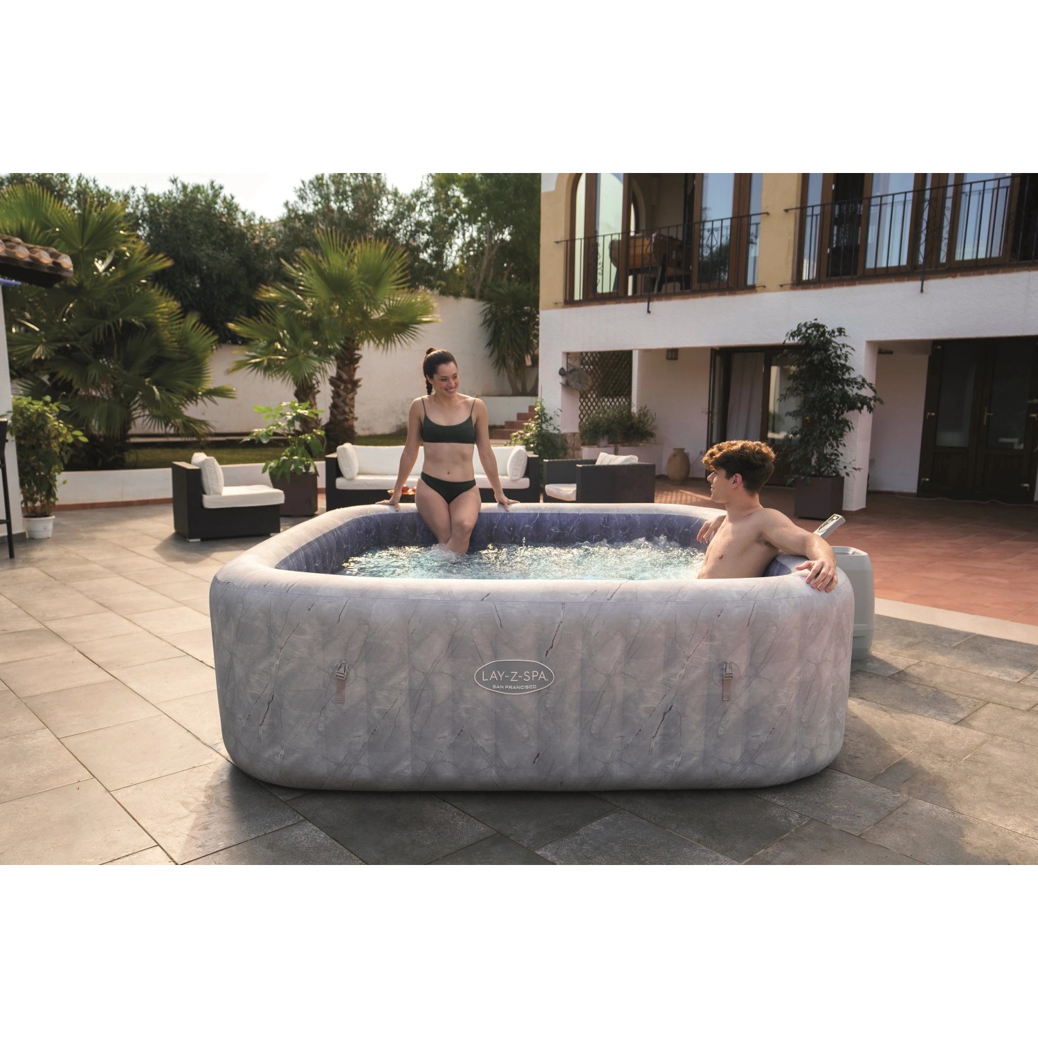 Bestway Whirlpool San Francisco für 7 Personen in Marmor-Optik mit zwei Personen im Wasser.