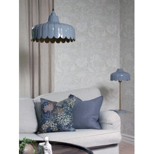 PR Home Wells Pendelleuchte in Hellblau über Sofa, skandinavisches Design.