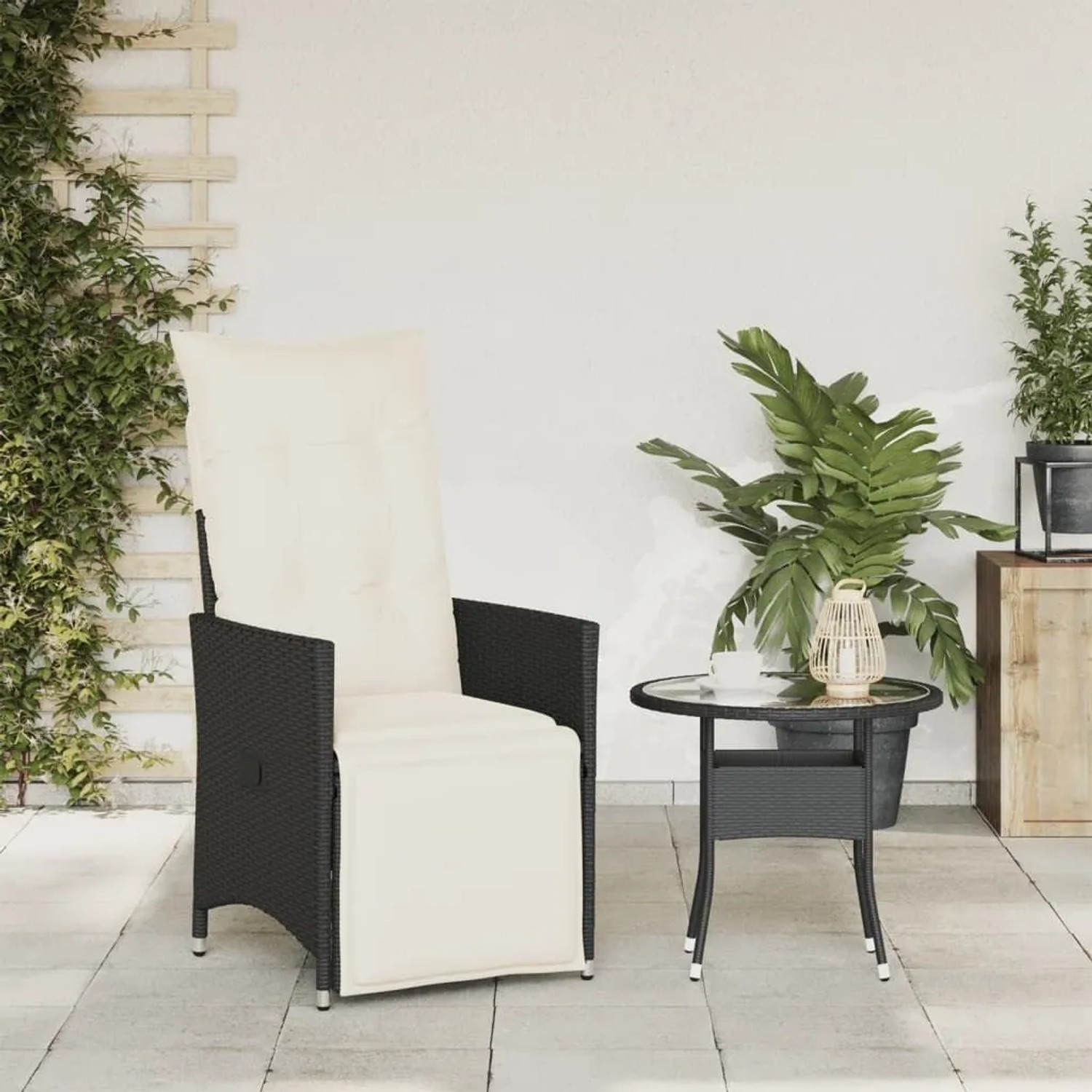 Verstellbarer Gartensessel aus Rattan (schwarz) mit cremeweißen Kissen. Bequemer Relaxsessel für Garten oder Terrasse.