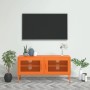 Orangefarbener VidaXL TV-Schrank aus Stahl mit Gittertüren und TV an der Wand.