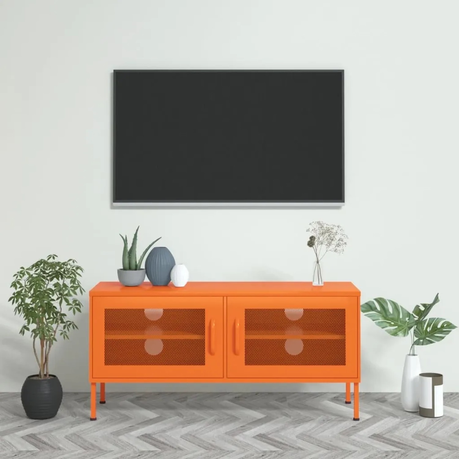 Orangefarbener VidaXL TV-Schrank aus Stahl mit Gittertüren und TV an der Wand.