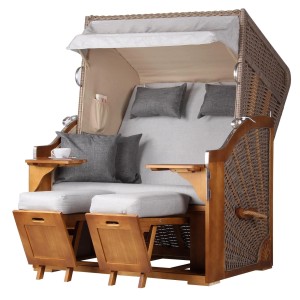 Zweisitzer Strandkorb Schleswig, Pinie Mokka, mit Fußstützen, Tischen und Kissen.