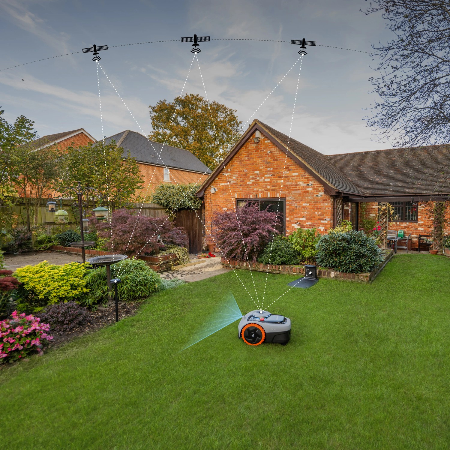 Segway Navimow Mähroboter i105E im Einsatz auf Rasenfläche vor einem Haus. Satellitenverbindung wird angezeigt.