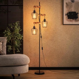 Vintage Stehlampe mit 3 E27-Fassungen, schwarzem Metallgestell, Holzakzenten und Drahtschirmen. Industrial-Design Innenleuchte.
