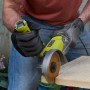 Ryobi Winkelschleifer RAG1010-125TA6 in Aktion beim Schleifen von Stein.