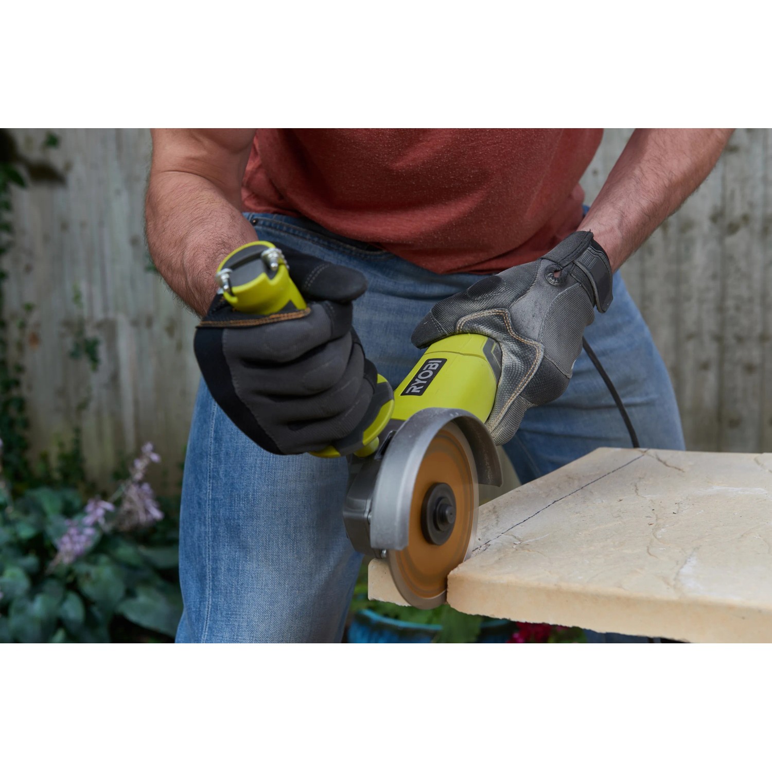 Ryobi Winkelschleifer RAG1010-125TA6 in Aktion beim Schleifen von Stein.