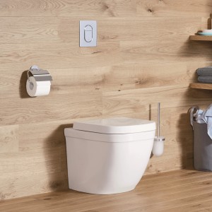 Grohe Stand-WC Euro Keramik, spülrandlos, Alpinweiß, mit Toilettenbürste und Papierhalter vor Holzwand.