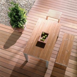 Terrasse mit Osmo Bangkirai Terrassendielen, Tisch und Bank aus Holz.