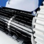 Detailaufnahme des CF Poolroboter CF200CL in Blau-Schwarz, Fokus auf die Reinigungsbürsten.