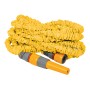 Gelber Hozelock Expansions-Gartenschlauch SuperHoze 15 m mit Düse und Anschlüssen.