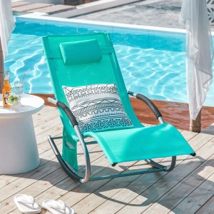 Helltürkise SoBuy Sonnenliege mit Tasche, Metallgestell und Kunstfasergewebe am Pool.