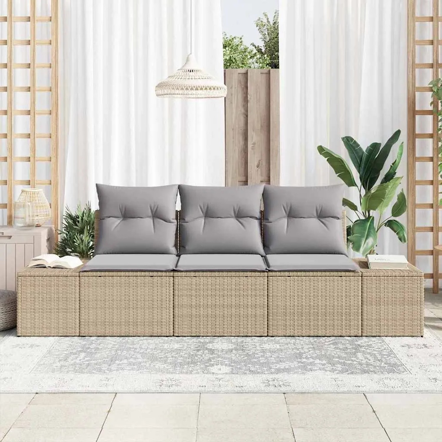 3-teiliges Gartenmöbel Set: Beige Poly Rattan Sofa mit grauen Kissen für Terrasse oder Balkon.