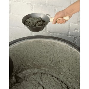 LUX Mörtelpfanne Classic (Ø 185 mm) mit Holzgriff über Mörtelkübel.