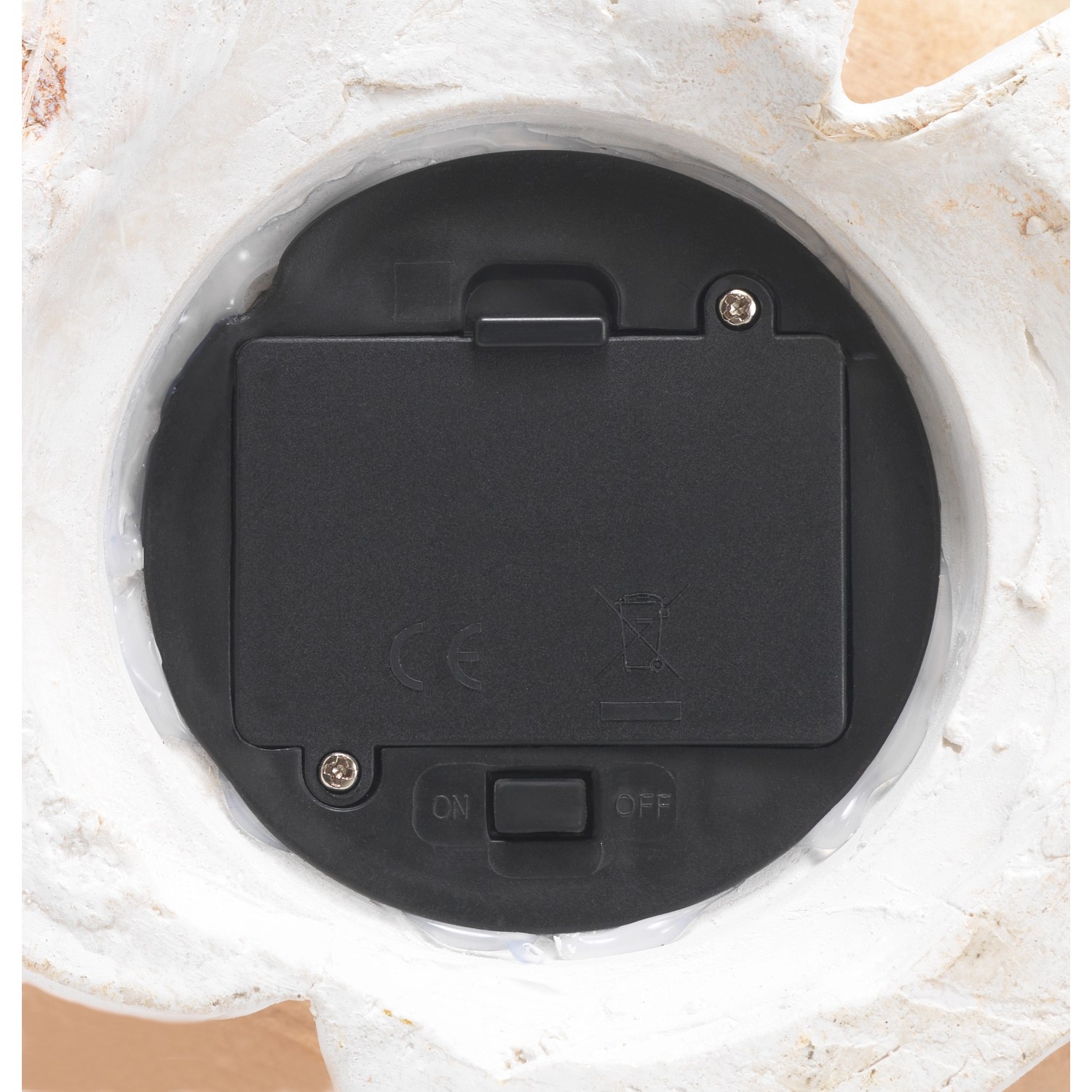 Detailaufnahme Batteriefach des Rentiers mit Beleuchtung (46 cm) für Weihnachtsdeko.