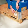 Rapid Hammertacker R19 im Einsatz: Anbringen eines Etiketts an einer Palette mit blauen Kanistern.