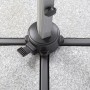 Detailaufnahme des anthrazitfarbenen Schneider Ampelschirm Rhodos Fußes auf Steinplatten.