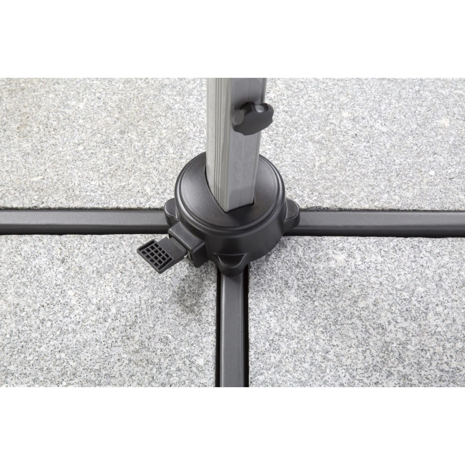 Detailaufnahme des anthrazitfarbenen Schneider Ampelschirm Rhodos Fußes auf Steinplatten.